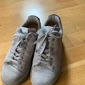 Säljer mina gråa Eytys i modellen Ace suede (äkta mocka) 🤍 storlek: 37 (lite stora i storleken så passar även 38). Har använt skorna väldigt lite och varsamt!! 