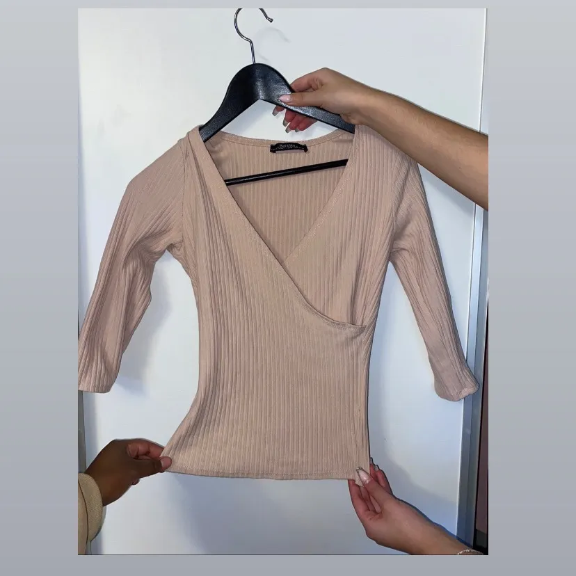 En jättegullig tröja med trekvarts armar i beige rosa färg från Bershka. Storlek M men jag skulle vilja säga att denna tröja passar mer en XS/S. Säljs pågrund av att den inte kommer till användning. T-paidat.