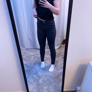 Weekday jeans - Gråa jeans från weekday. Säljer pga ingen användning för de, storlek W 27 L 28.  Kontakta för mer info