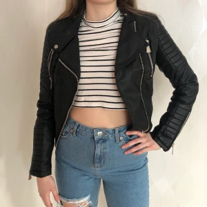 Skinnjacka från Chiquelle - Säljer min gamla skinnjacka från Chiquelle som jag använt 1 gång. Nyskick