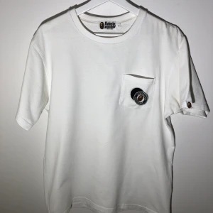 Bape pocket t-shirt - Bape pocket t-shirt i strl: L, condition: 8/10. Passar även om man har M.