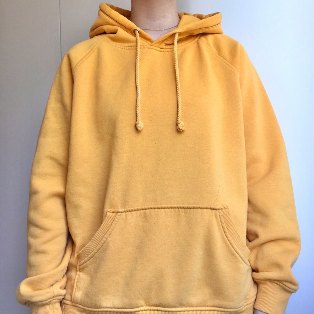 oversized gul hoodie!! väldigt mysig och baggy, passar som en M och är bra skick :)) jag är 1,60 för referens . Huvtröjor & Träningströjor.