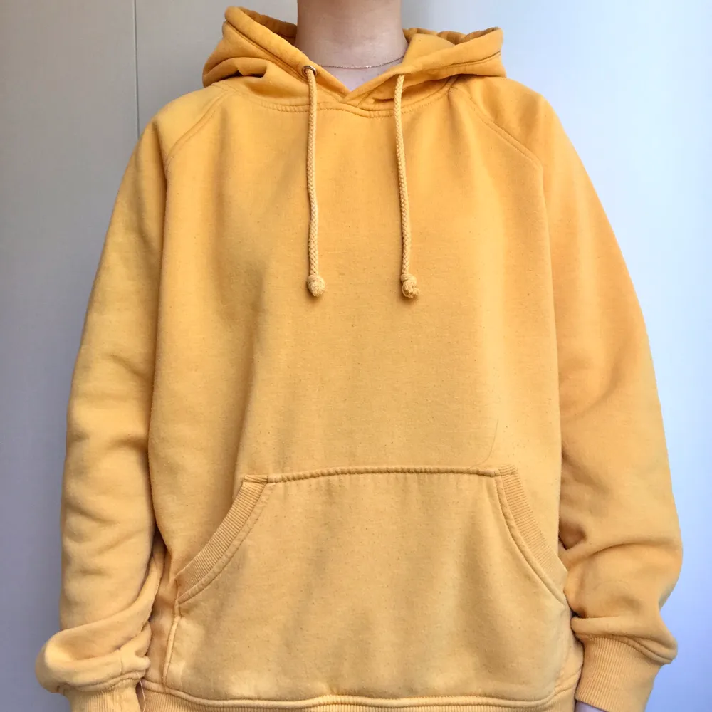 oversized gul hoodie!! väldigt mysig och baggy, passar som en M och är bra skick :)) jag är 1,60 för referens . Hoodies.