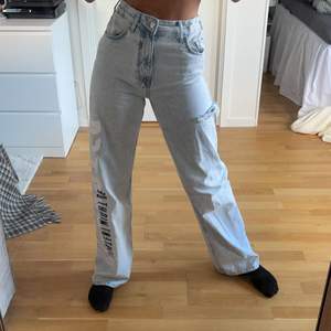 As coola jeans i storlek 34