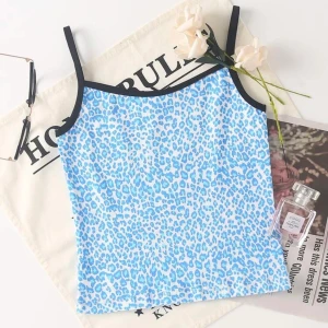 Leopard linne  - Jag säljer ett blått leopard linne från SHEIN. Den är i bra skick. Jag säljer den då den inte kommer till användning❤️ (inte mina bilder)💞 den är liten i storleken💞