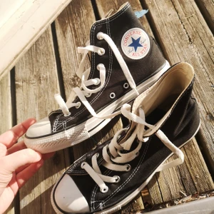 Svarta Converse Hi trainers storlek 39 - Säljer nu mina svarta höga Converse. Köpte de förra året men har inte använt de mer än 5 gånger. De är i fint begagnat skick.  Bud från 200 kr. Budstopp lördag 6/3  kl 20:00.  🥰 Jag tar Swish! 💓