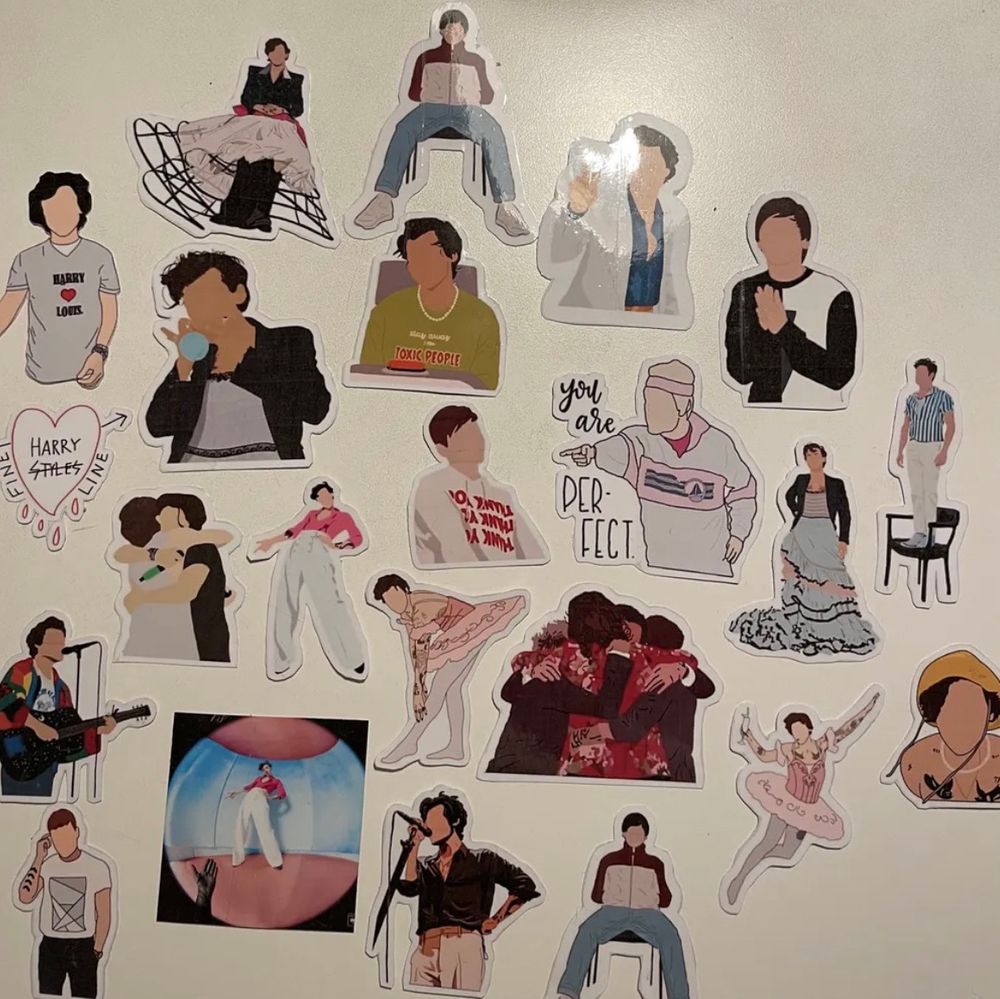 Hej! Jag kommer nu börja sälja stickers igen! Denna gången kommer jag göra dom efter hand, alltså göra stickers efter beställning. Det går fortfarande att köpa likadan som på bilden men man kan också skicka egna bilder! Dom kommer kosta mellan 10-20 kr beroende på storleken! Hör av er vid frågor 💛. Övrigt.
