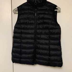 Vår Väst - Säljer denna västen, har aldrig använd den! 