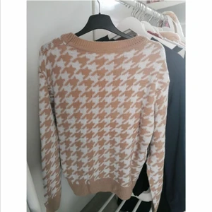 Stickad tröja  - Jättefin stickad tröja. Aldrig använd och verkligen jättemjuk och bekväm. 160 kr inklusive frakt, storlek S-M.  