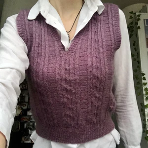 ljus lila stickad väst - SÅ fin och bekväm. Kan bäras både med och utan tröja under, dma vid fler frågor