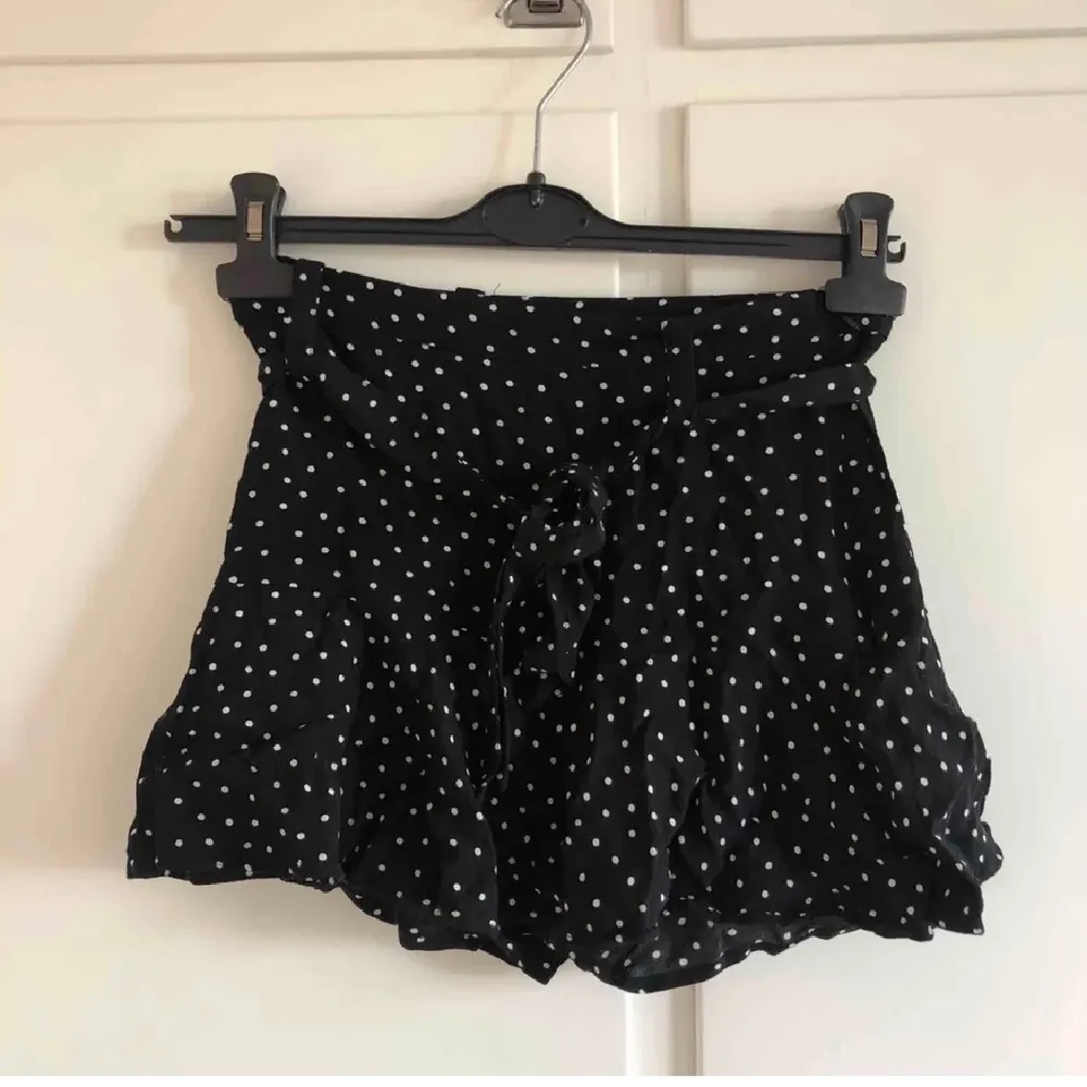 Jättefin kjol från Zara med inbyggda shorts! Fint skick! Sista två bilderna är lånade från förra ägaren. Frakt tillkommer på 48 kr🤍. Kjolar.