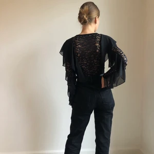 Body - Spetsbody med detaljer. Svart 