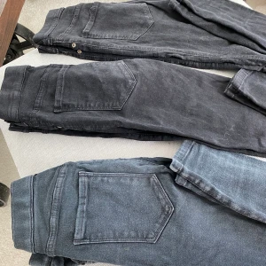 Svarta och gråa jeans  - Jeans från dr.Denim. Orginalpris 400kr. Slim fit och storlek S alla tre. ALLA tre för 200kr!