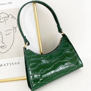 Grön baguette väska - Helt ny grön väska, säljer då jag råkade köpa 2 st💖 frakt ingår i priset! Sänker pris vid möte. 