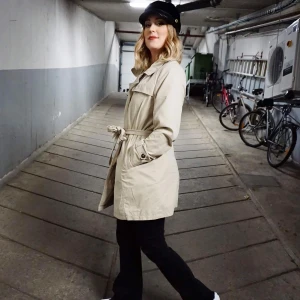 Tunn trenchcoat  - Snygg tunn trenchcoat! Fri frakt inom Sverige 📦 