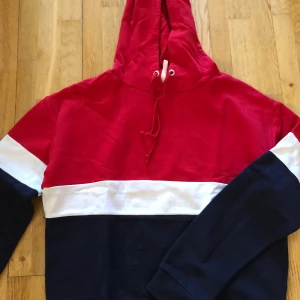 Trefärgad luvtröja - Luvtröja i tre färger i jätte bra skick. Kontakta vid intresse elle fler bilder. Den är i storlek S men passar även M 