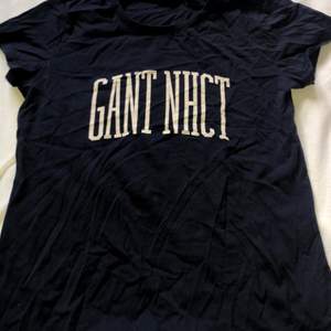 Gant t-shirt i storlek s! Använd ett fåtal gånger! Kan mötas upp i Linköping eller frakta. 120kr inkl frakt. 