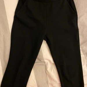 Kostymbyxor stl S  - Snygga kostymbyxor från Lager 157 stl S. Ingen dragkedja utan de har resår i midjan. 