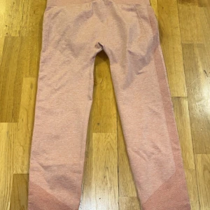 Träningstights  - Träningstights från Shein, säljes då dem tyvärr var för små. Storlek L men lite små i storleken