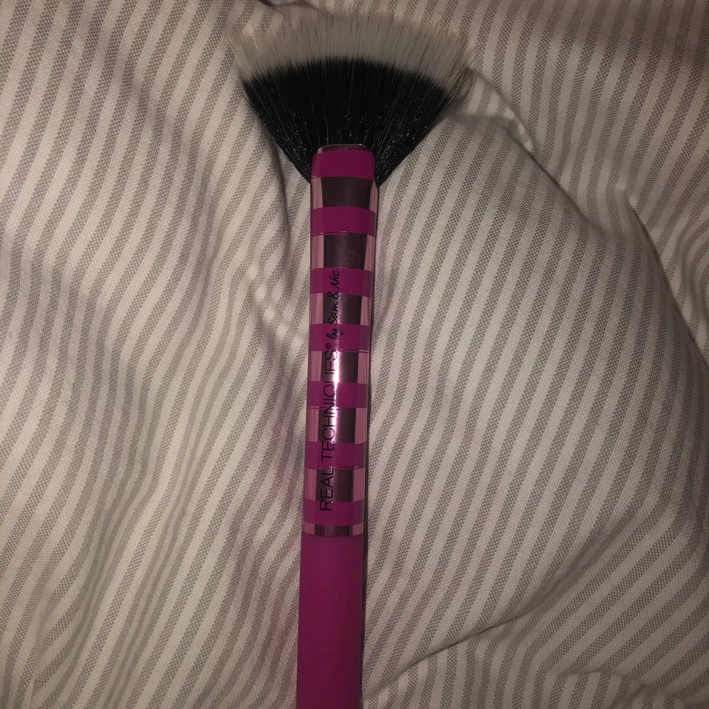 Sminkborstar från Real Techniques. Äkta borstar. Fluffiga och multifunktionella. Fan brush samt cheek brush. 110kr styck. Övrigt.