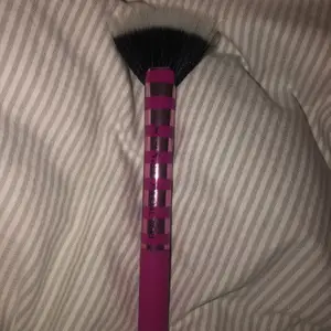 Sminkborstar från Real Techniques. Äkta borstar. Fluffiga och multifunktionella. Fan brush samt cheek brush. 110kr styck