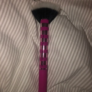 Sminkborstar från real techniques  - Sminkborstar från Real Techniques. Äkta borstar. Fluffiga och multifunktionella. Fan brush samt cheek brush. 110kr styck