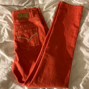 orangea jeans rska - raka orangea jeans! långa! jag är en XS och de är lite stora på mig! är 165 och de är ganska långa på mig!🧡
