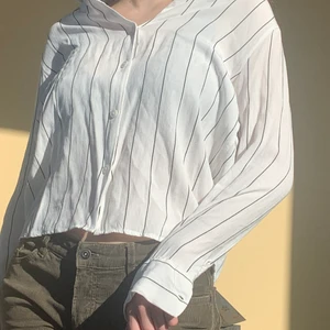 En snygg skjorta - Säljer denna superfina skjorta från bershka! Den är använd Max 3 gånger och är därför i väldigt bra skick! Köparen står för frakten!💕