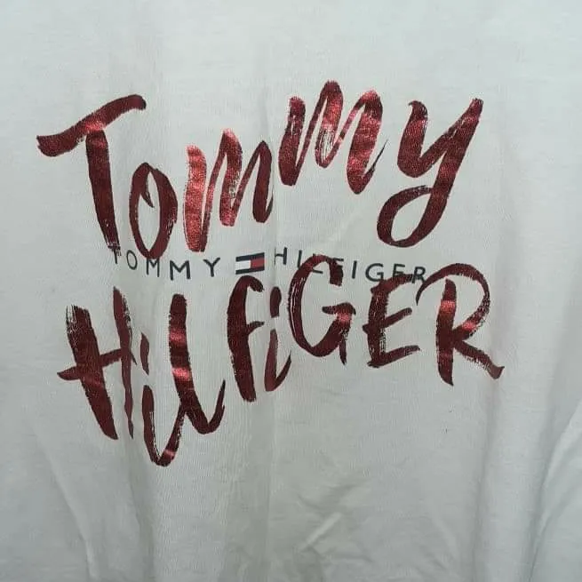 Jättesnygg  tommy Hilfiger som jag fått i present men tyvärr inte passar mig. . T-shirts.