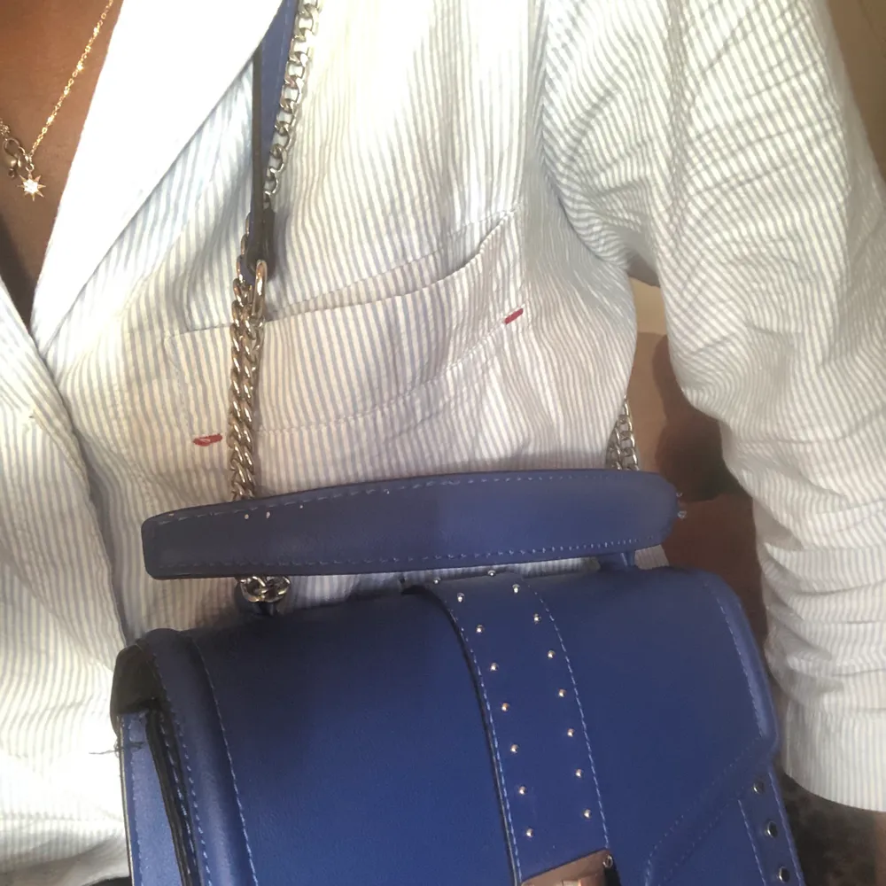 Snygg blå väska med silver detaljer från stradivarius som inte har kommit till så mycket användning. En perfekt lagom stor shoulderbag!💕. Väskor.