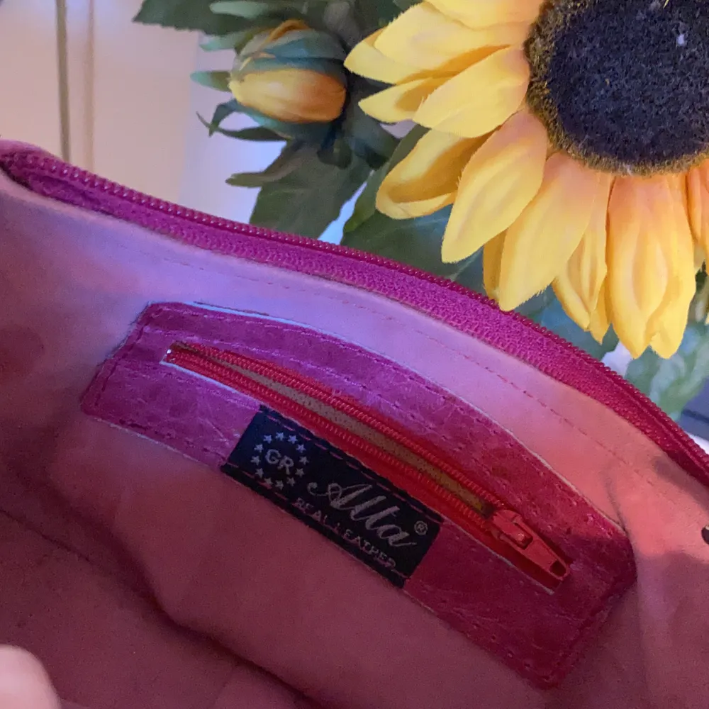 Super söt rosa vintage baguette väska. Ganska så liten så rymmer inte så mycket men verkligen jätte cool. Säljs för att den generellt inte kommer till användning. Hoppa på att få en ny cool ägare!. Väskor.