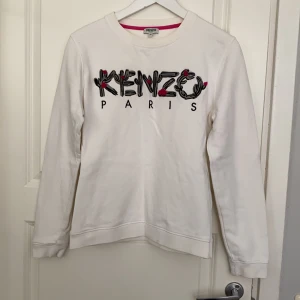 Kenzo tröja - Vit tröja med grå/svart text och rosa detaljer. Liten i storleken