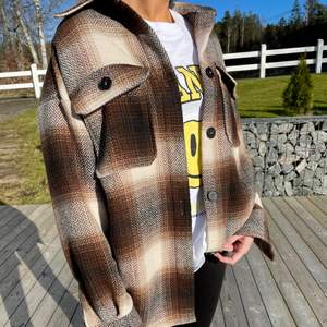 Brun tunnare jacka i ull och polyester från h&m💫