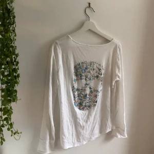Zadig tröja  - Säljer min fina zadig&voltaire tröja då den tyvärr inte kommer till användning längre. Inköpspris ca 1000, säljer för 300+frakt! Mycket bra skick