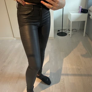 Skinnbyxor från Vila svarta - Slim skinnbyxor svarta! Från vila, highwaist! Storlek S/M💖 säljer för 80kr