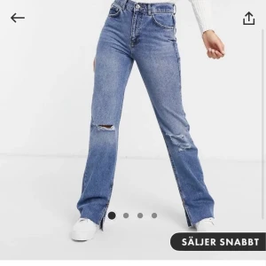 Jeans - Säljer de mest perfekta jeansen från pull&bear, dem är tyvärr för stora för mig i midjan. Använda 2 gånger och är i perfekt skick. Dem går ner till hälen på mig som är 175  lång, perfekt längd skulle jag säga. Skriv för fler bilder så skickar jag direkt!