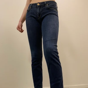 Jeans ifrån Lee - Jättesnygga lågmidjade jeans ifrån Lee💕 De är i väldigt bra skick, säljer pga att de inte används tillräckligt :)