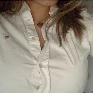 Vit Gant skjorta  - Säljer pga växt ur den. Priset går att förhandla om. Strl 36 men passar även 34 och 32 om man vill ha den oversize. Köparen står för frakt. 