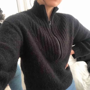 Stickad tröja - Säljer denna superfina stickade tröja från Weekday! Köpte den på Plick för ett tag sedan men den har tyvärr inte kommit till användning. Passar storlek XS-M och är i bra skick!💞🧸 (lånade bilder)