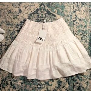 (Lånad bild) en superfin kjol! 💓 - En superfin kjol fårn zara som jag köpte i fel storlek tyvärr🥺❤️Skriv vid intresse! Buda!KÖP DIREKT 450kr!!!❤️❤️