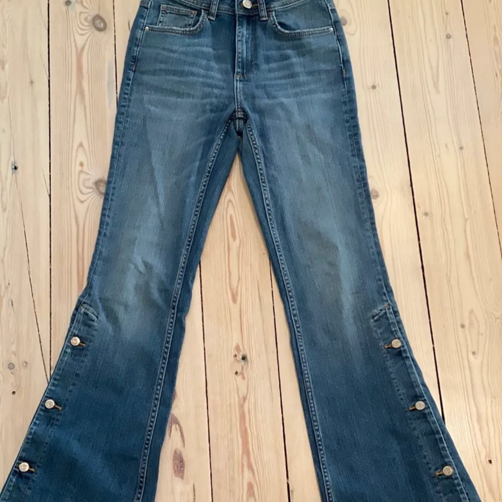 Söker dessa zara Bootcut jeans med knappar i storlek 36 eller 38 men större storlekar du funkar också hör gärna av dig om du har dom💖💖. Jeans & Byxor.