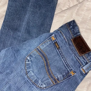 Lee jeans lågmidjade - Lågmidjade raka/bootcut lee jeans som inte passar mig längre :(( storleken syns inte längre då den är borttvättad men skulle säga att de passar en XS/XXS typ💞 frakt tillkommer