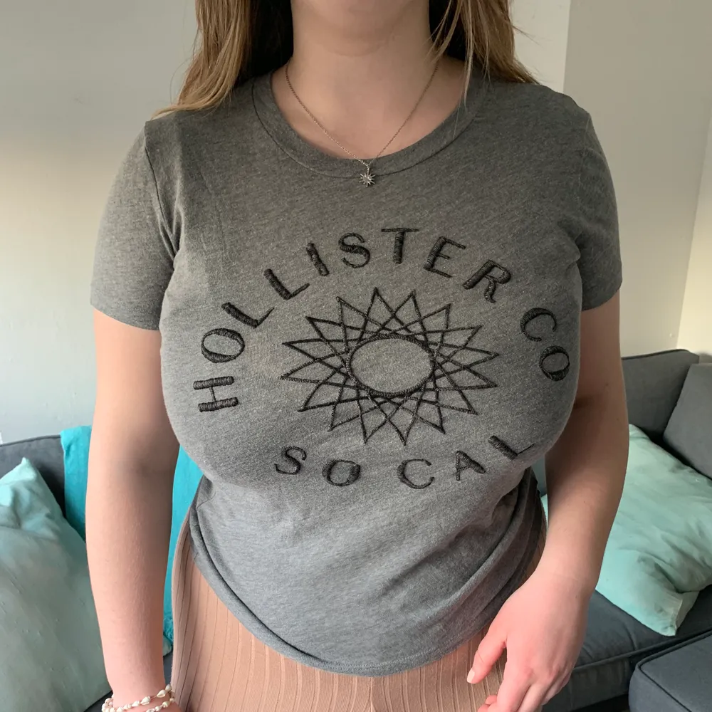 Säljer en T-shirt från Hollister i storlek S. Aldrig använd och i bra skick. . T-shirts.