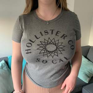 Säljer en T-shirt från Hollister i storlek S. Aldrig använd och i bra skick. 