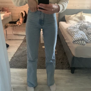 Jeans  - Funderar på att sälja mina favvojeans från Zara då de är lite för små, använda men i fint skick🤎 Är 163 cm                                                          HÖGSTA BUD: 240kr exklusive frakt
