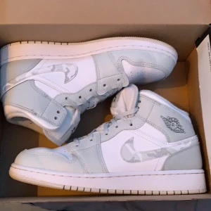 Jordan 1  - Säljer mina jordans då jag har ett par andra. Endast använda 2ggr, nyskick, inga defekter.  strl 40 men passar 39 då de är lite små i storleken. Ledande bud 1700kr, avslutas 15:00 26/2 