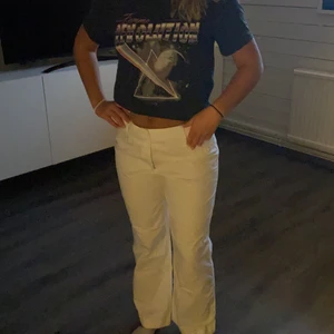 Vita ”kostym” storlek 38 - Snygga 17 tals byxor. As coola med en snygg T-shirt bara för 50kr