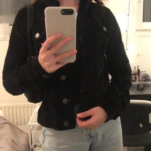 Manchester Jacka  - Säljer en av mina favorit jackor. En svart Manchester jacka med två bröstfickor. Passar till vilken outfit som helst och sitter skönt. Säljer billigt!! Skriv till mig privat för övriga frågor 💕