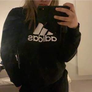 Svart tjocktröja   - Hoddien är nästa oanvänd. Står storlek 164 men passar mig som vanligtvis har strl M. Sitter snyggt oversize om du har strl XS/S. Kan förhandla om billigare pris. Köparen står för frakt! 