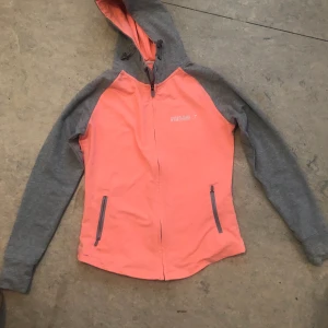 GYMSHARK  - Lite äldre tröja som inte passar mig längre! Lappen finns ej kvar men jag är en S i storlek och den sitter tight på mig! 